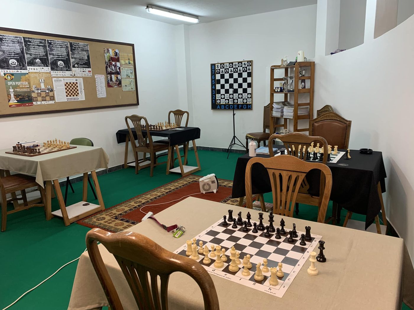Sócios da AXOCP a jogar xadrez na sede em Pombal